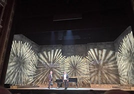 Mario Álvarez y José Bros, con el decorado de 'Romeo y Julieta' detrás.