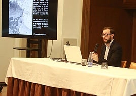 Rafael Suárez-Muñiz, durante su charla en el Club de Regatas