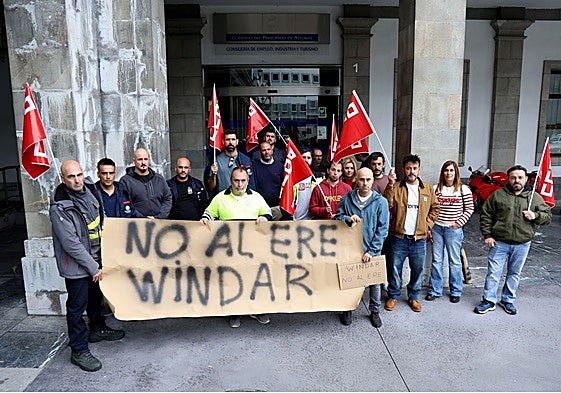 Los trabajadores se concentraron delante de la consejería.