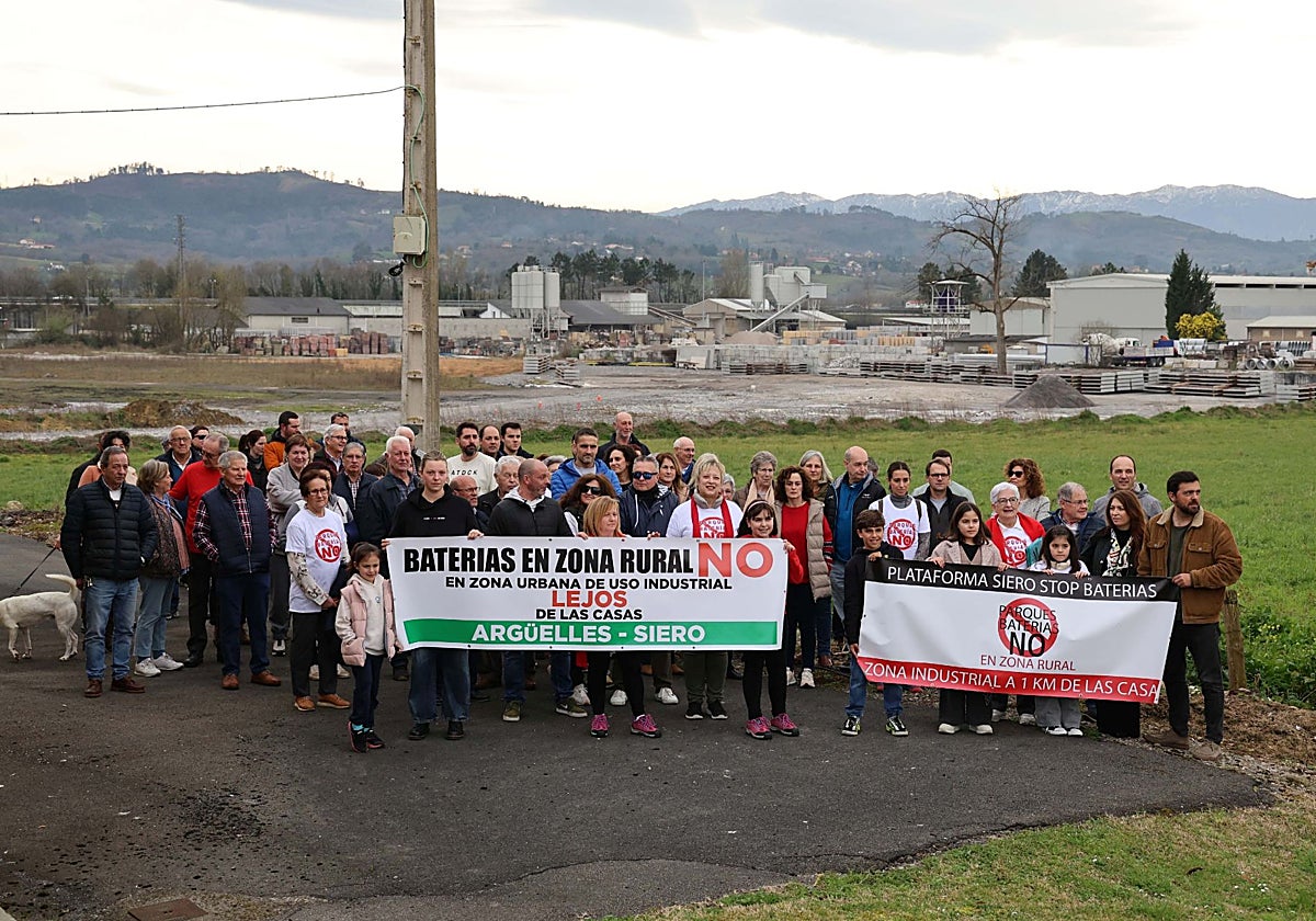 Protesta vecinal contra los parques de baterías en Argüelles.