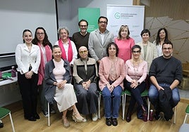 El vicepresidente de la Asociación Española contra el Cáncer en Asturias, Julio González Zapico, y el psico-oncólogo Martín Escandón, con pacientes oncológicas y familiares en la presentación de la campaña.