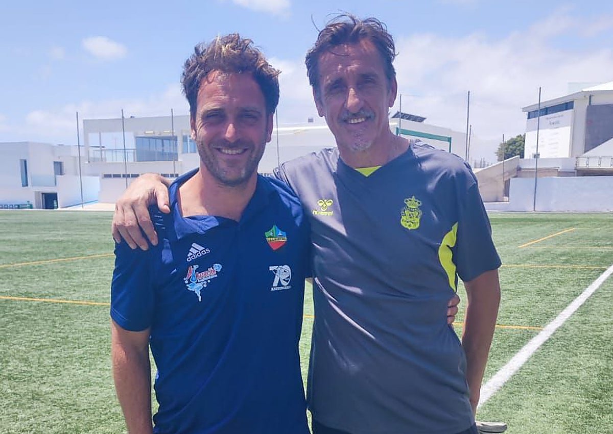Imagen secundaria 1 - Imagen de dos momentos distintos de Uruñuela en las categorías inferiores del Real Avilés y de una foto reciente junto a Santi Calvo, exportero blanquiazul que le hizo debutar en Talavera cuando era entrenador de los manchegos.