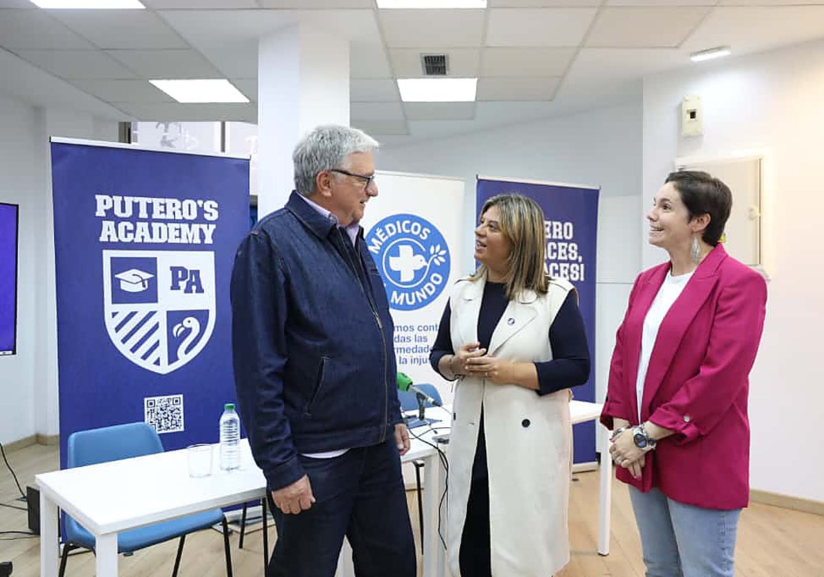 Pepe Fernández, Gimena Llamedo y Vanesa Fernández, en la sede de Médicos del Mundo.