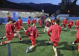 La plantilla del Colunga, ejercitándose en el campo de El Llerón, en Tudela de Agüeria.