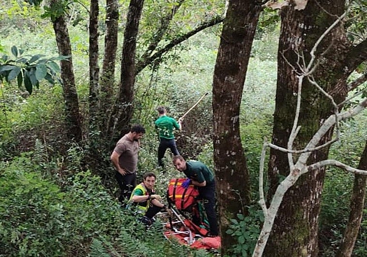 Labores de rastreo del hombre desaparecido en Riocaliente, en Llanes.