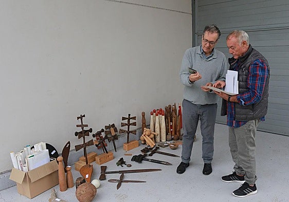 El director del Museo del Pueblo de Asturias, Juaco López, y Gerardo Ruiz, este jueves, tras la donación de la colección de objetos de juegos y deportes tradicionales de Asturias.