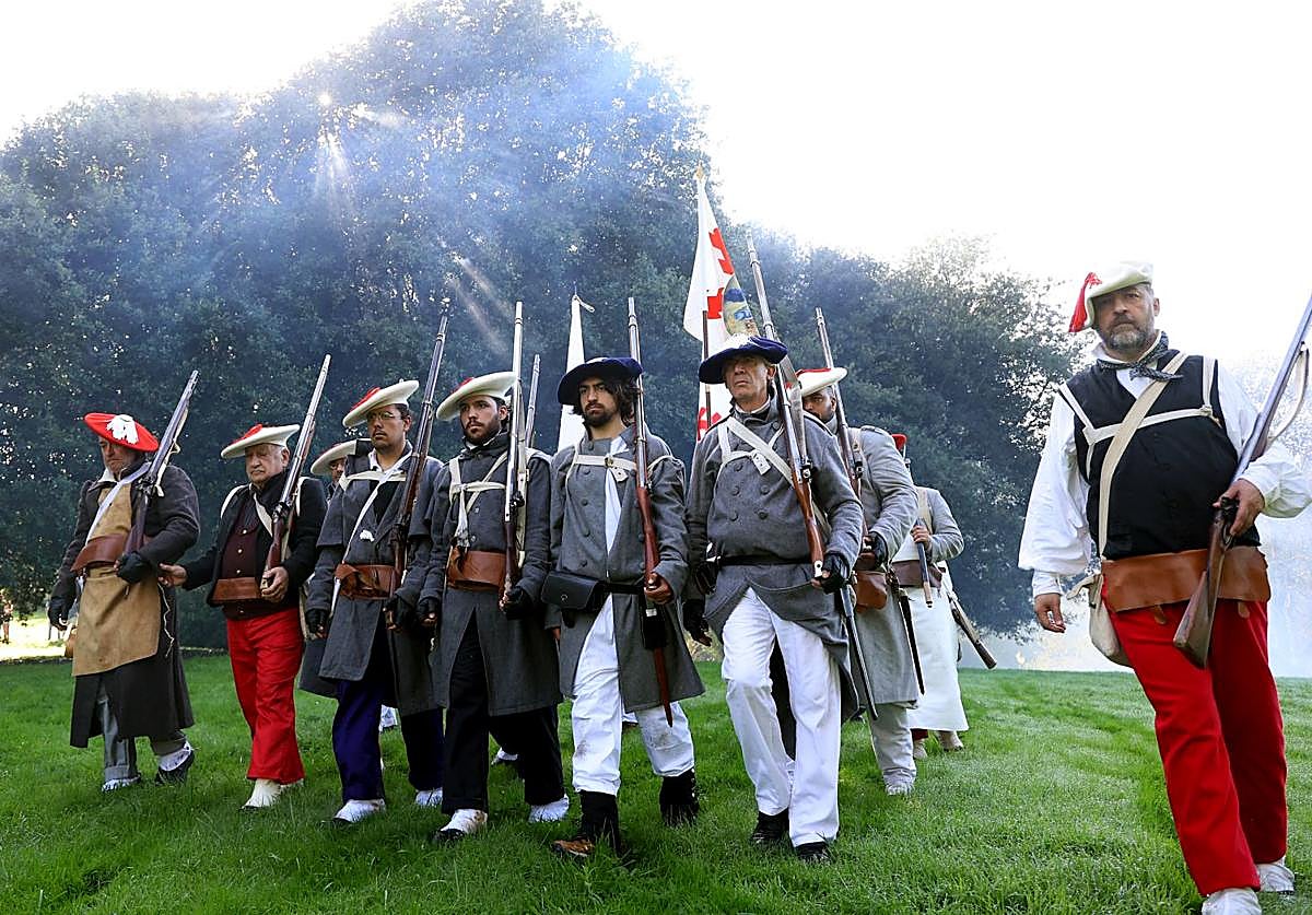 Participantes en la recreación histórica de una batalla en una pasada edición de la Fiesta del Desarme en Oviedo.