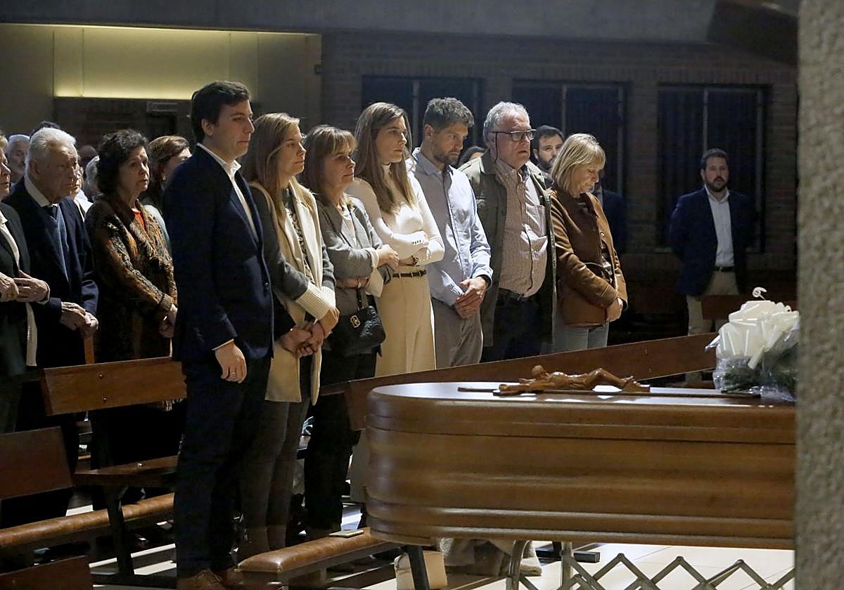 La iglesia de los Carmelitas se llena para despedir al exjugador del Sporting José Manuel Espinosa.