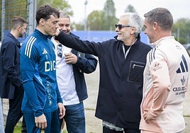 Jesús Martínez, presidente del Real Oviedo, saluda al futbolista Federico Viñas, en presencia de Rafael Monge y Luis Carrión.