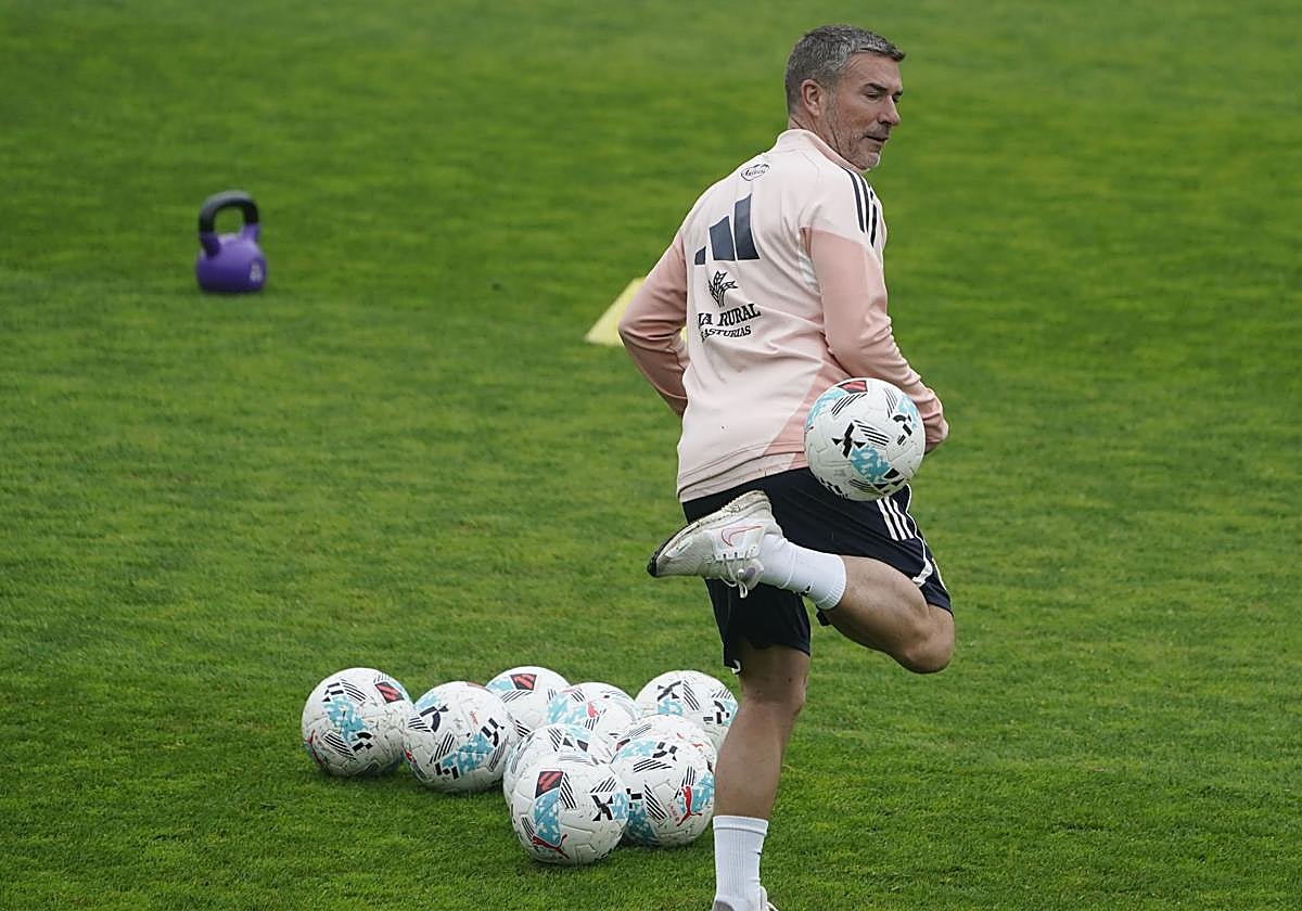 Luis Carrión, en un entrenamiento del Real Oviedo.
