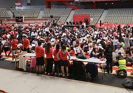 Alumnos, profesores y voluntarios que realizaron la maniobra de RCP de forma presencial, ayer, en el Palacio de los Deportes.