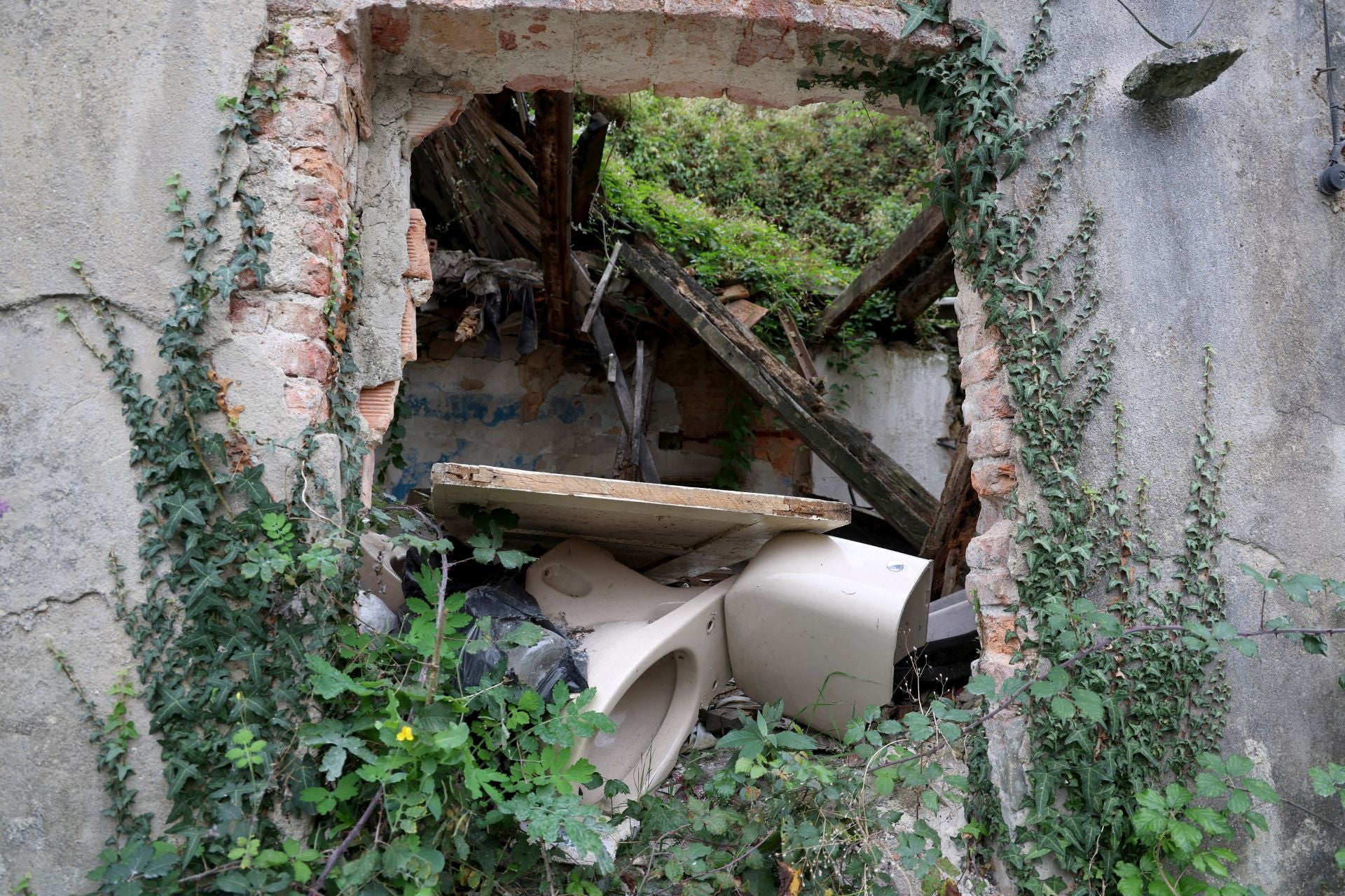Basura acumulada, colillas, jeringuillas: el estado del barrio de La Tenderina, en Oviedo, donde hallaron el cuerpo de un joven