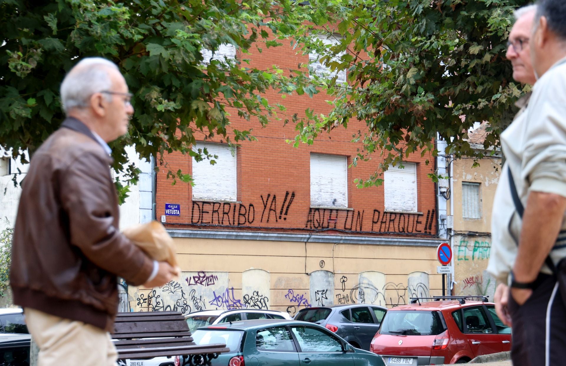 Basura acumulada, colillas, jeringuillas: el estado del barrio de La Tenderina, en Oviedo, donde hallaron el cuerpo de un joven