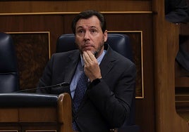 El ministro Óscar Puente, en el Congreso, escuchando cómo el diputado asturiano de Sumar, Rafael Cofiño, le reclama el rescate del Huerna.