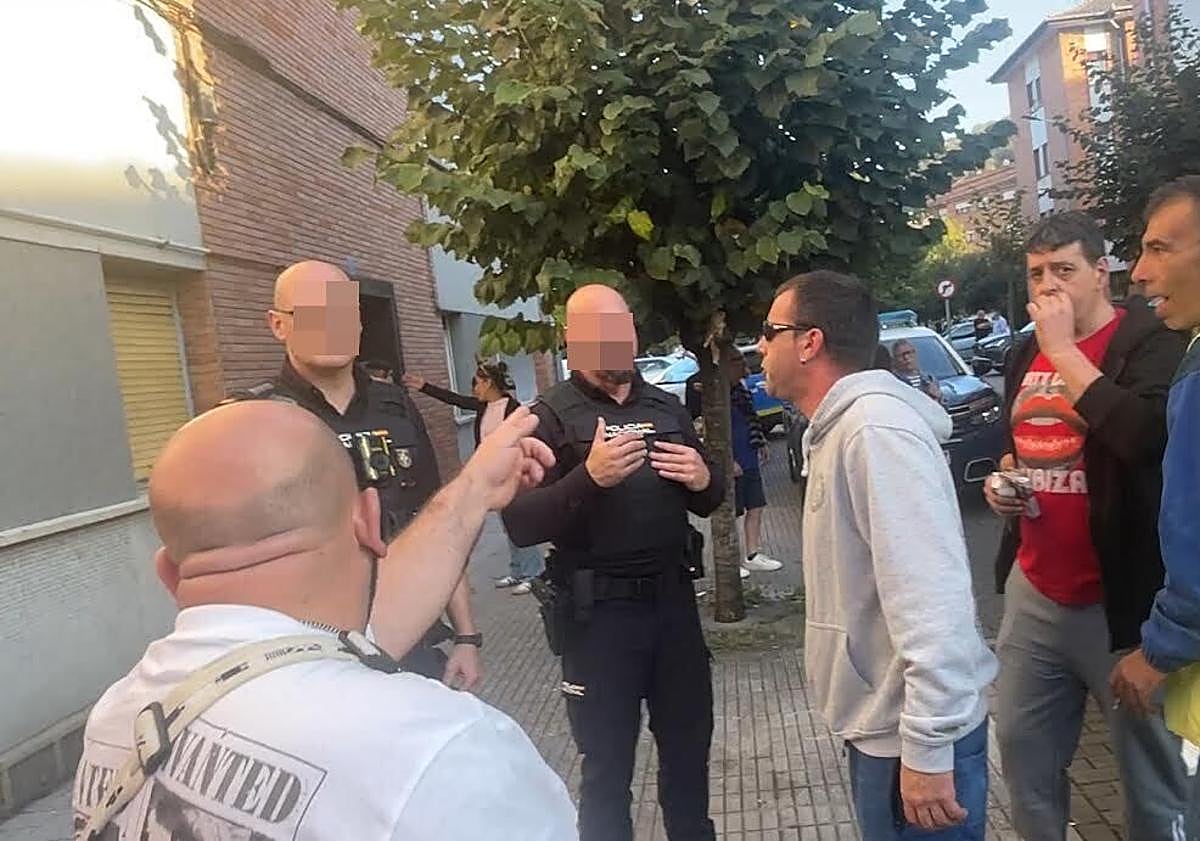 Imagen principal - Agentes de Policía con los vecinos de la zona; a la izquierda, uno de los detenidos.