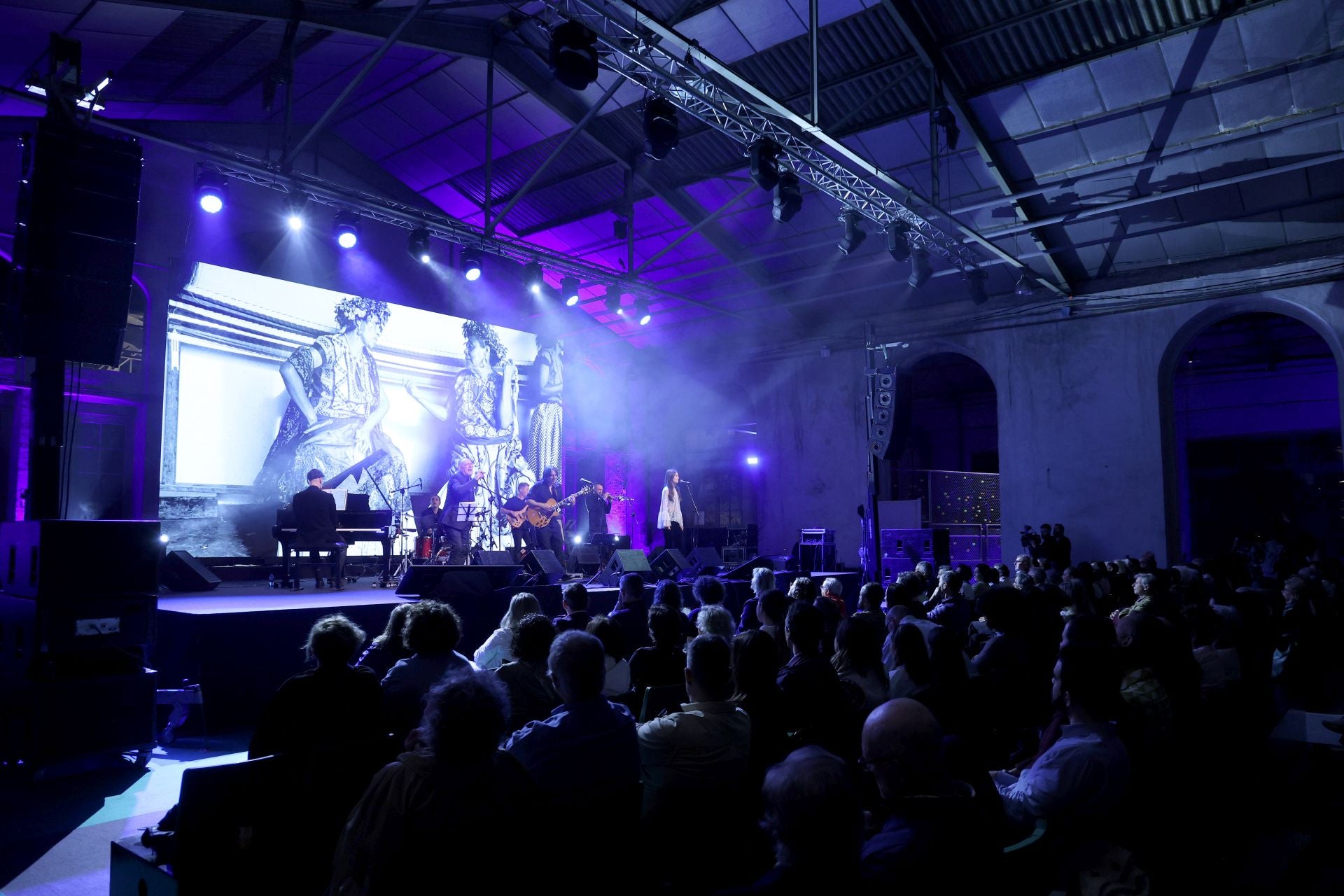 La Fábrica de Armas de la Vega echa a andar con las fotografías de Graciela Iturbide