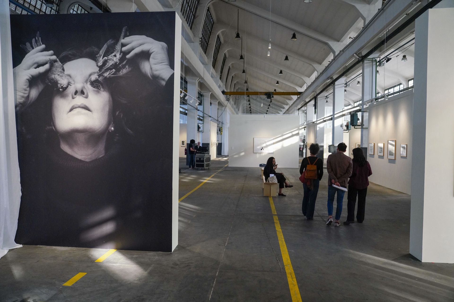 La Fábrica de Armas de la Vega echa a andar con las fotografías de Graciela Iturbide