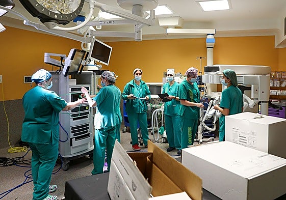 Sanitarios, con el robot Da Vinci para cirugía.
