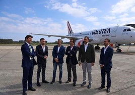 Pedro Cotilla, Jorge García, Alejandro Calvo, Carlos Muñoz, Adrián Barbón y Gabriel Schmilovich, en el aeropuerto de Asturias.