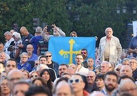 Un manifestante sostiene una bandera asturiana en La Escandalera. Fue el único emblema que se esgrimió en la manifestación de ayer.