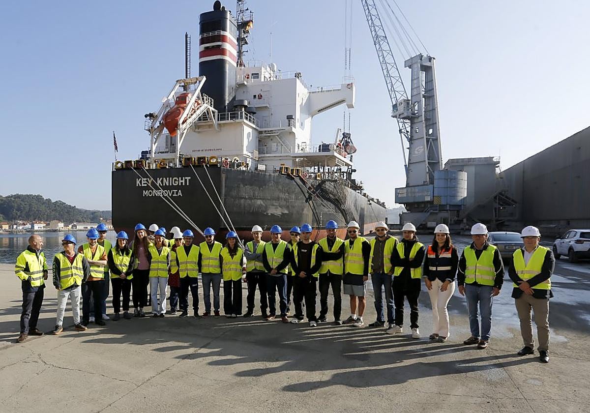 Alumnos, profesores y personal portuario posan en el muelle de San Juan .