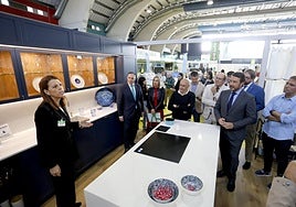 El presidente de la Cámara de Comercio de Avilés (derecha) acompañó a las autoridades.