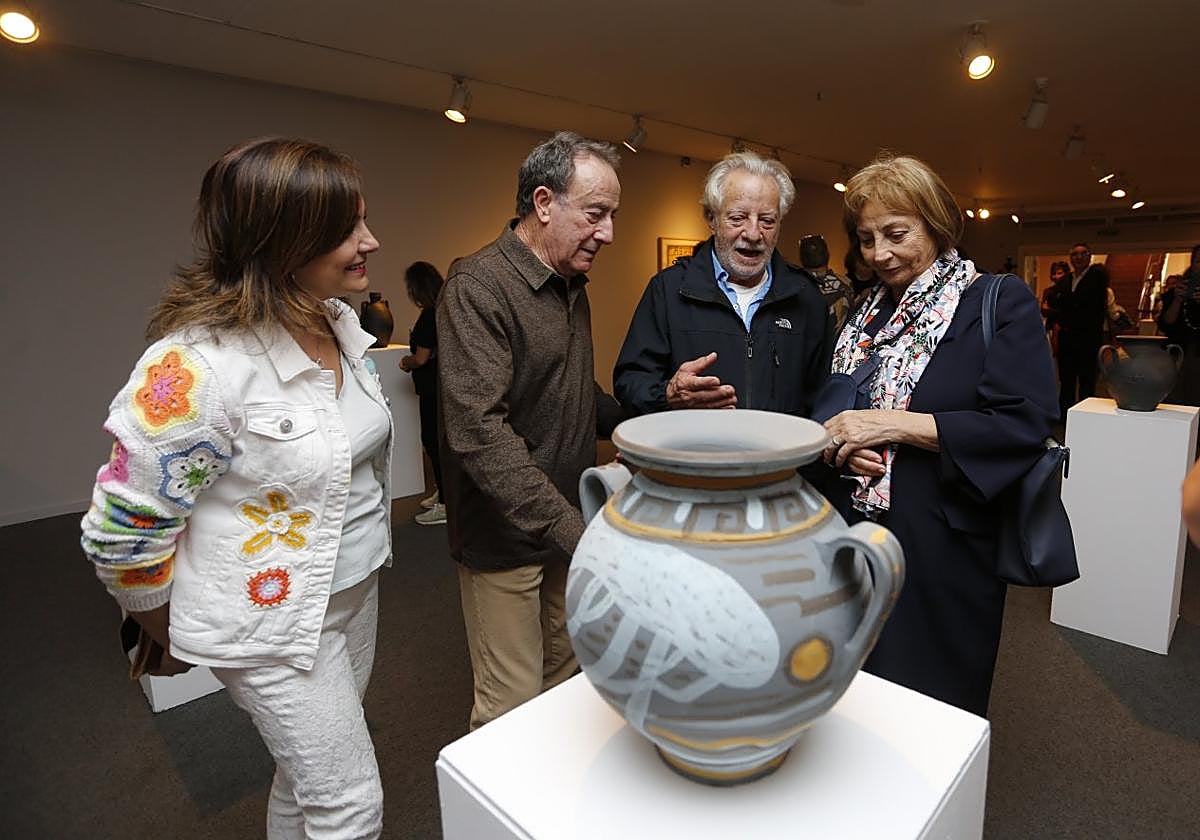 Mariscal explica una pieza a la alcaldesa ante Ramón Rodríguez y la edil de Cultura.