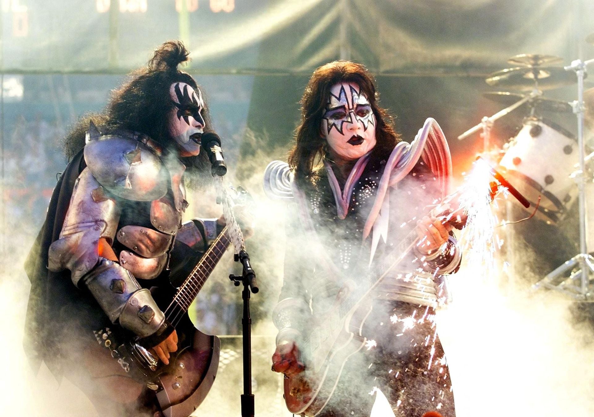 Gene Simmons (izquierda) y Ace Frehley (derecha), en el inicio de la Super Bowl XXXIII, el 31 de enero de 1999 en el Pro Player Stadium de Miami, Florida.