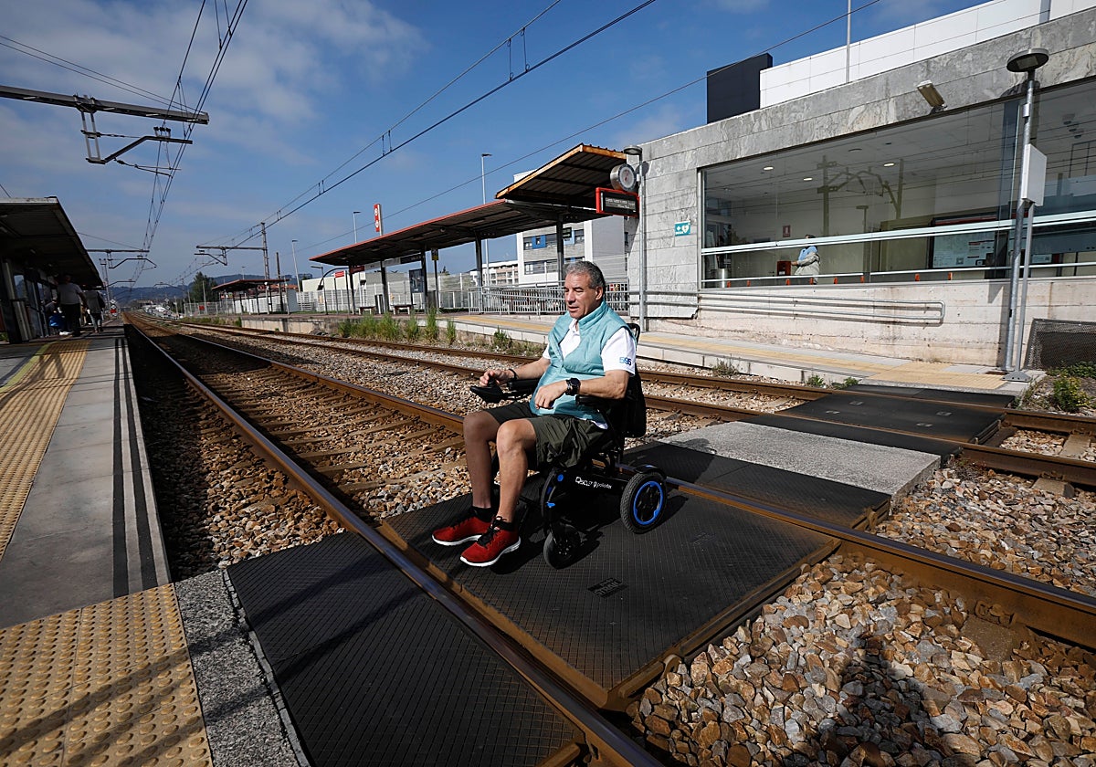 Tomás Rubio, vicepresidente de Asempa, pasa con su silla por las vías de la estación de La Calzada.