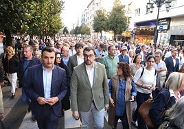 Adrián Barbón, rodeado del resto del Gobierno regional, durante el recorrido por la calle Uría.