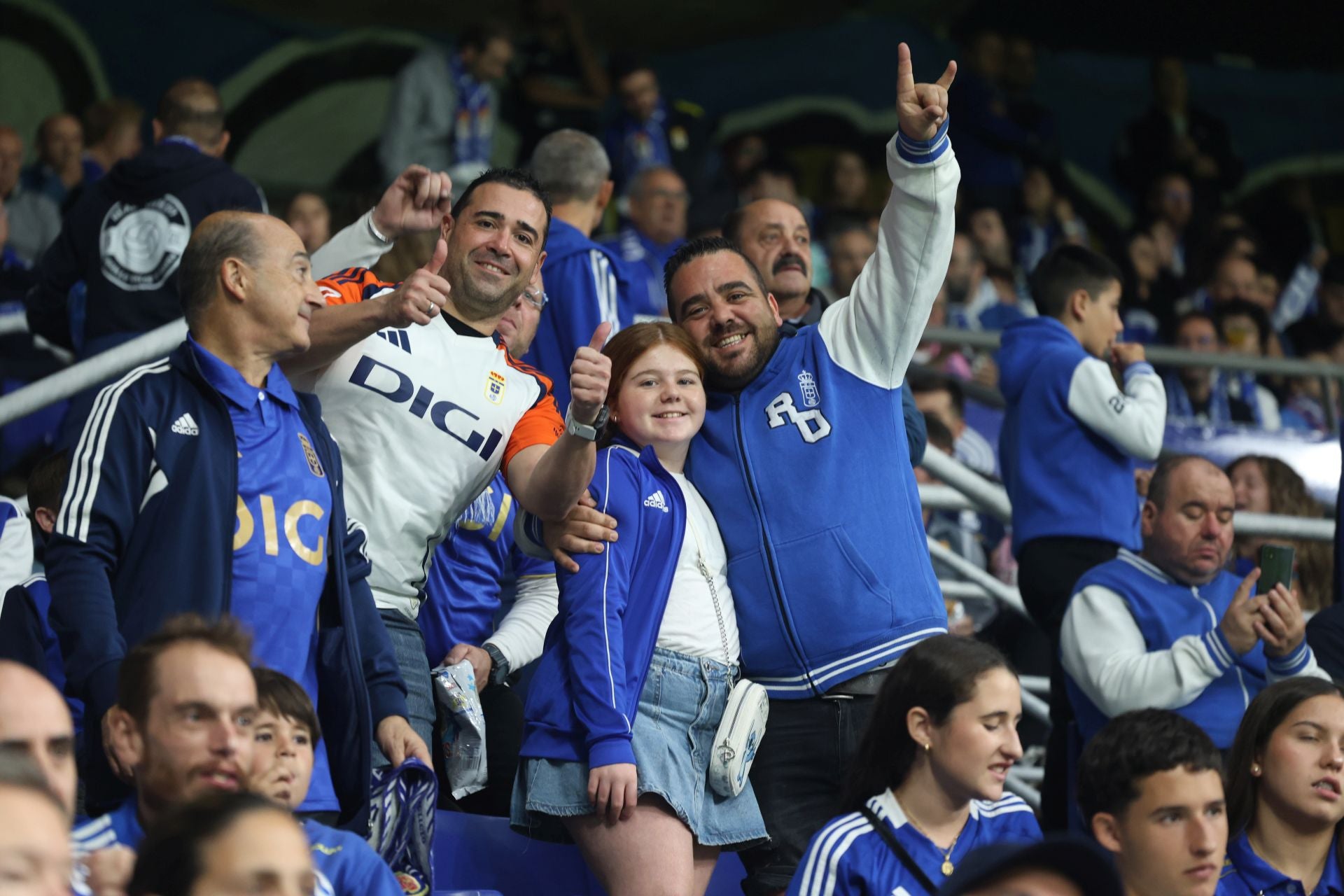 ¿Estuviste en el Real Oviedo - Espanyol? ¡Búscate entre las imágenes!