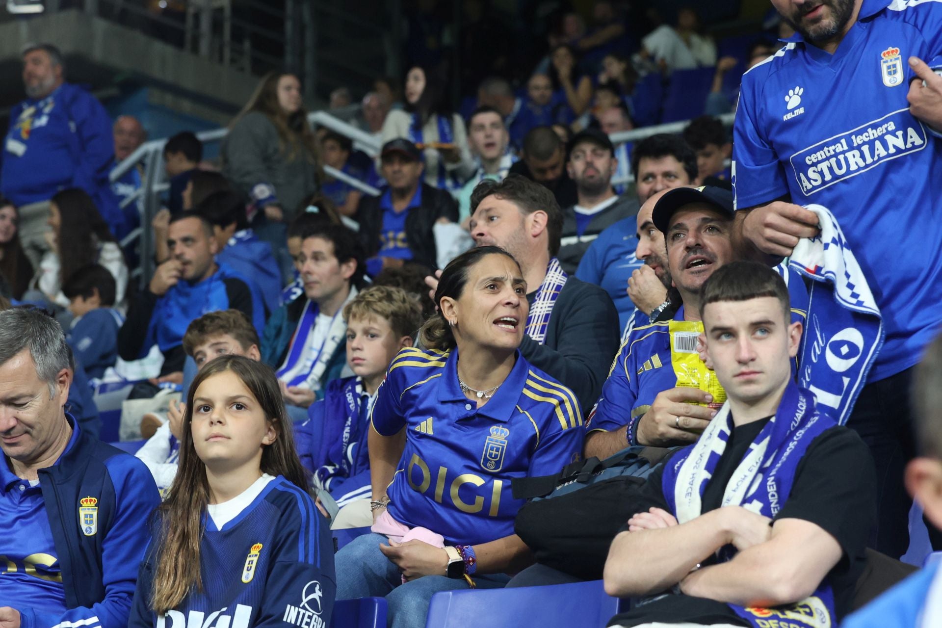 ¿Estuviste en el Real Oviedo - Espanyol? ¡Búscate entre las imágenes!