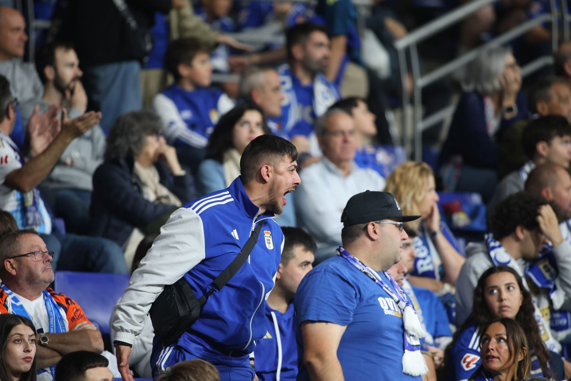 ¿Estuviste en el Real Oviedo - Espanyol? ¡Búscate entre las imágenes!