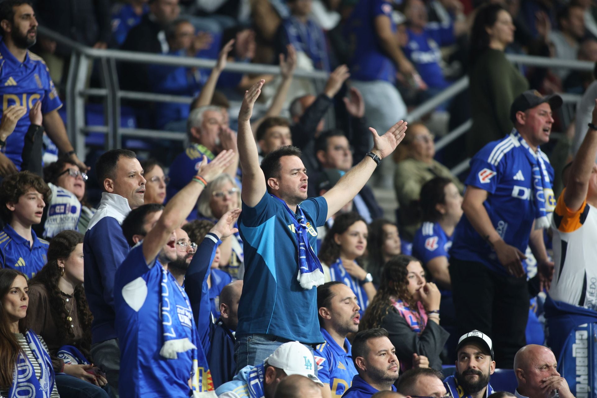 ¿Estuviste en el Real Oviedo - Espanyol? ¡Búscate entre las imágenes!