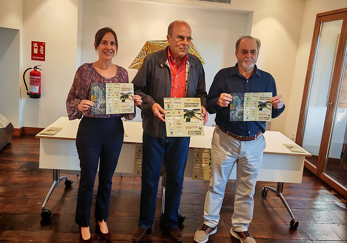 La edil Lali Vázquez, el presidente de la Asociación Cultural de Bueño, Belarmino Fernández, y el alcalde de Ribera Arriba, Tomás Manuel Fernández, en la presentación del concurso.