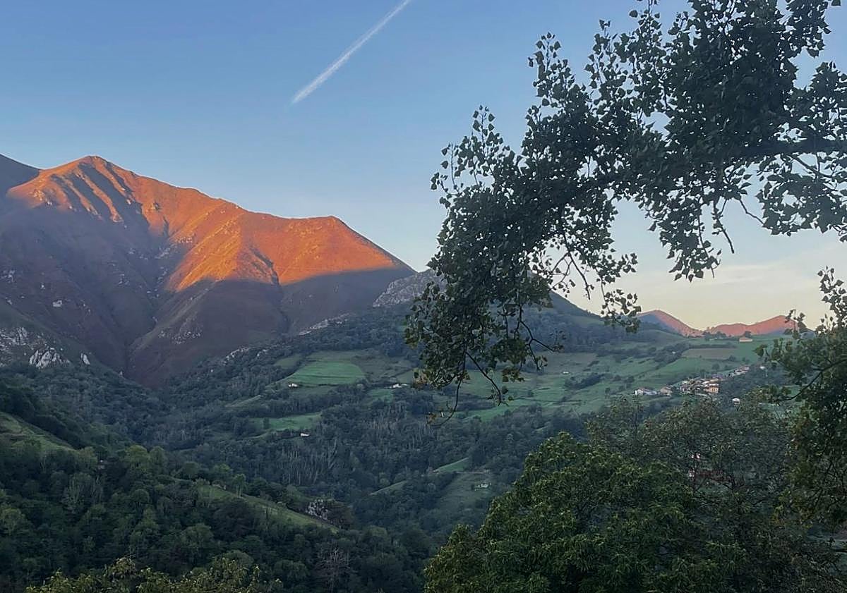 Imagen principal - Ruta a Cabeza Pandescura: el balcón perfecto en Onís para admirar los Picos de Europa