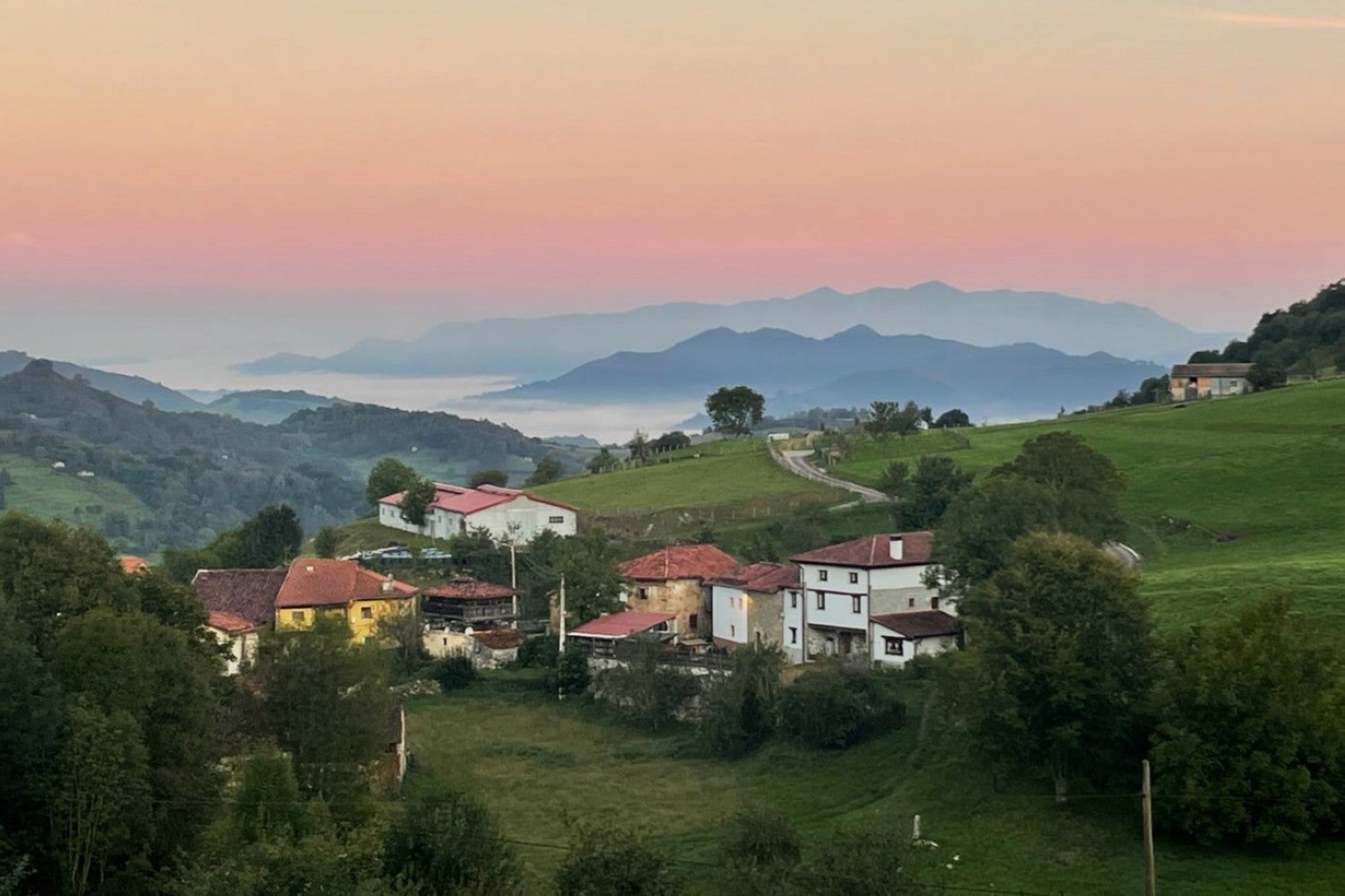 Imagen principal - Ruta a Cabeza Pandescura: el balcón perfecto en Onís para admirar los Picos de Europa