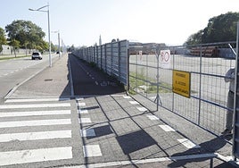 Aspecto actual de la explanada junto a la escuela de Marina Civil, donde está proyectada la residencia y en la que la EMA va a ejecutar unas obras de saneamiento.