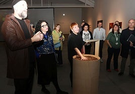Hugo Martínez-Tormo explica su obra ante Vanessa Gutiérrez, Semíramis González, Pablo León y otros visitantes.