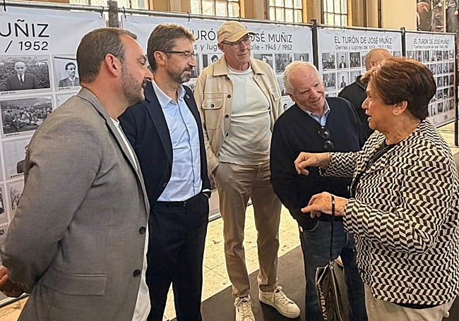 El alcalde de Mieres, Manuel Ángel Álvarez; el presidente de Hunosa, Enrique Fernández, y el de la Asociación Santa Bárbara, Felipe Burón, con vecinos de Turón