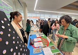 Puestos y público asistente a la primera Feria de Salud Mental celebrada en Lugones.