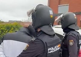 Momento de la detención de uno de los dos acusados del homicidio de José Antonio Justel.