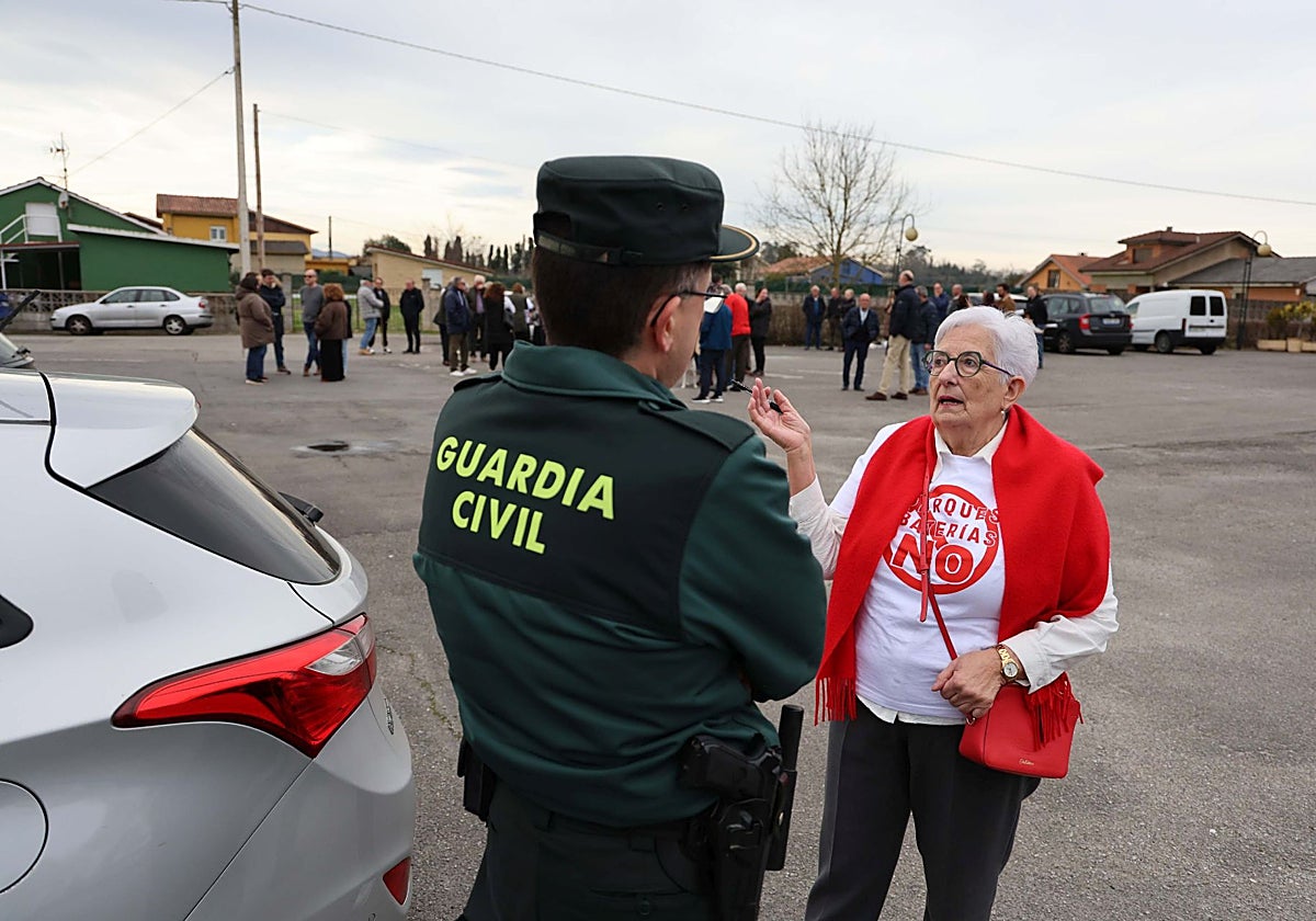 La presidenta de la asociación vecinal de Argüelles, Loli Prendes, en una protesta contra el parque.