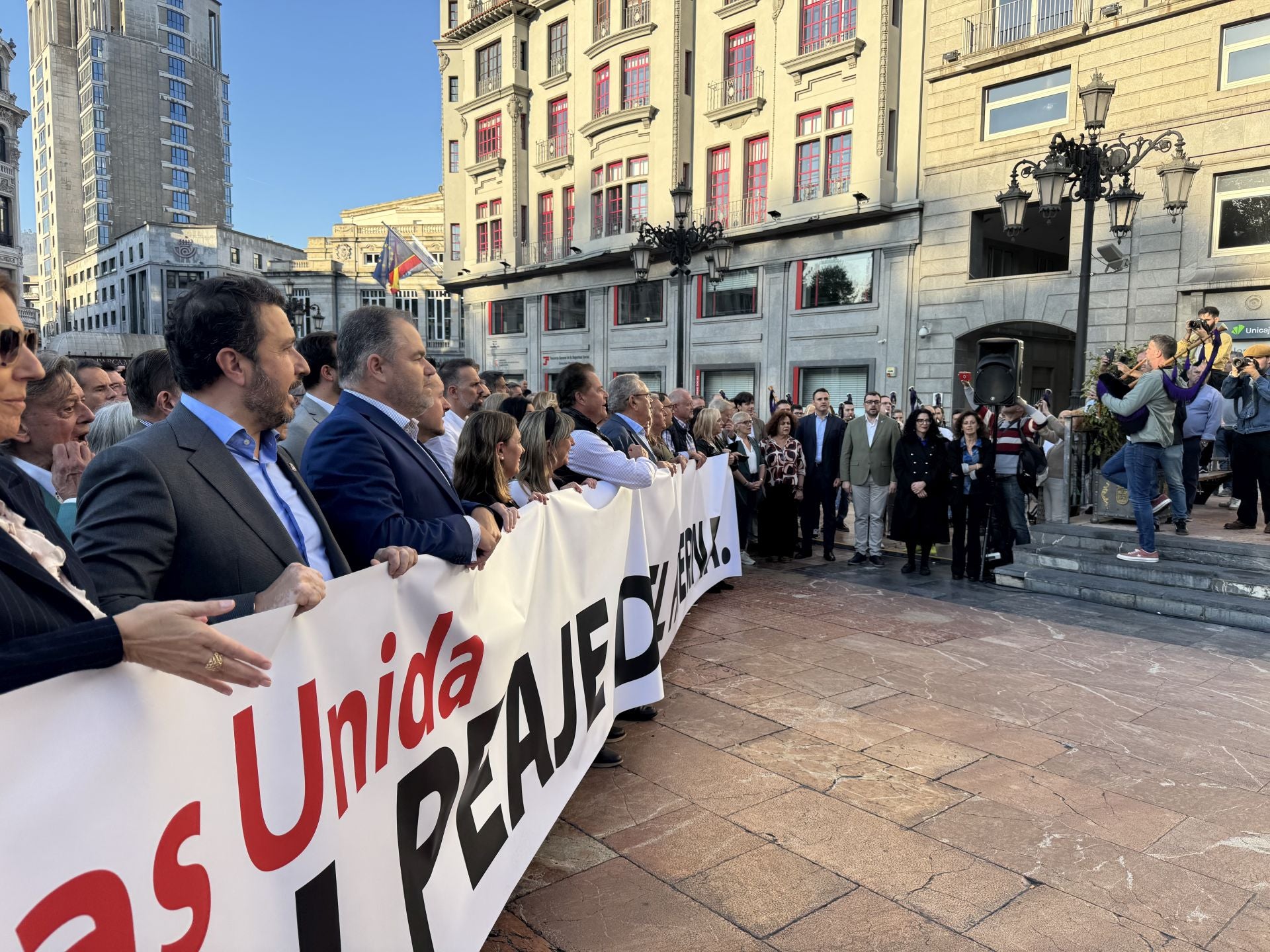 La multitudinaria manifestación en Oviedo contra el peaje del Huerna, en imágenes