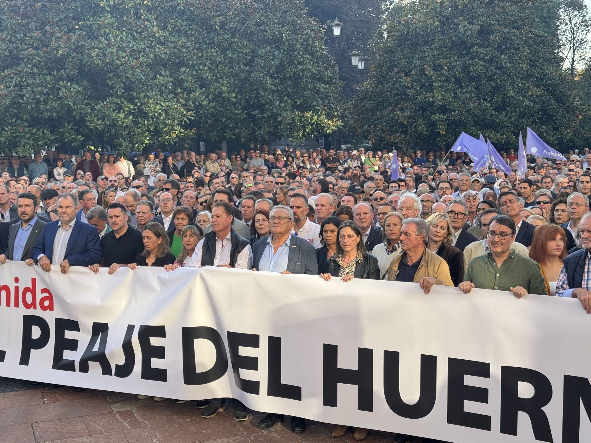 La multitudinaria manifestación en Oviedo contra el peaje del Huerna, en imágenes