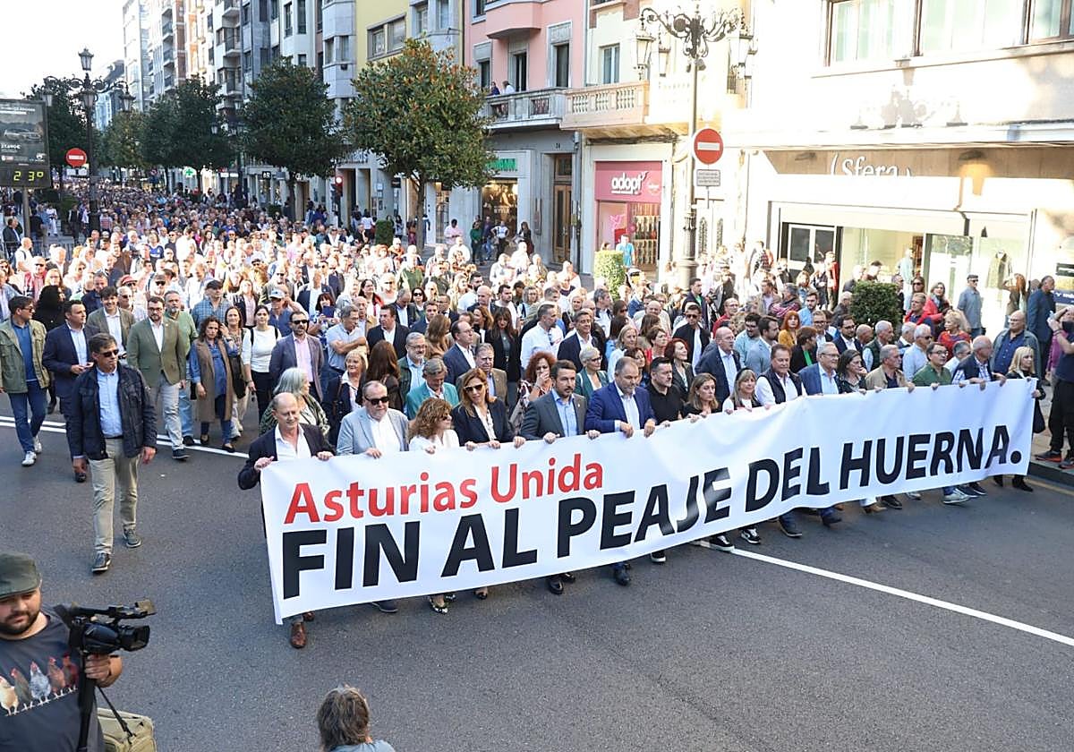 La multitudinaria manifestación en Oviedo contra el peaje del Huerna.