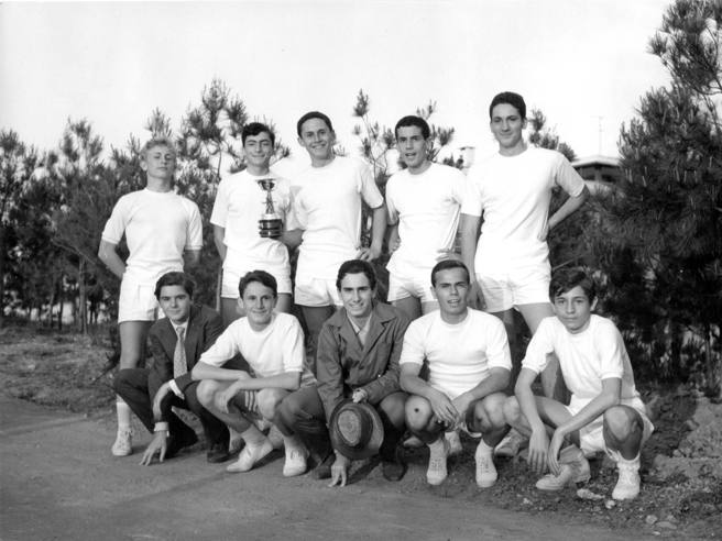 Foto de Mario Draghi (en la fila superior, el segundo comenzando por la izquierda) durante sus años como estudiante.