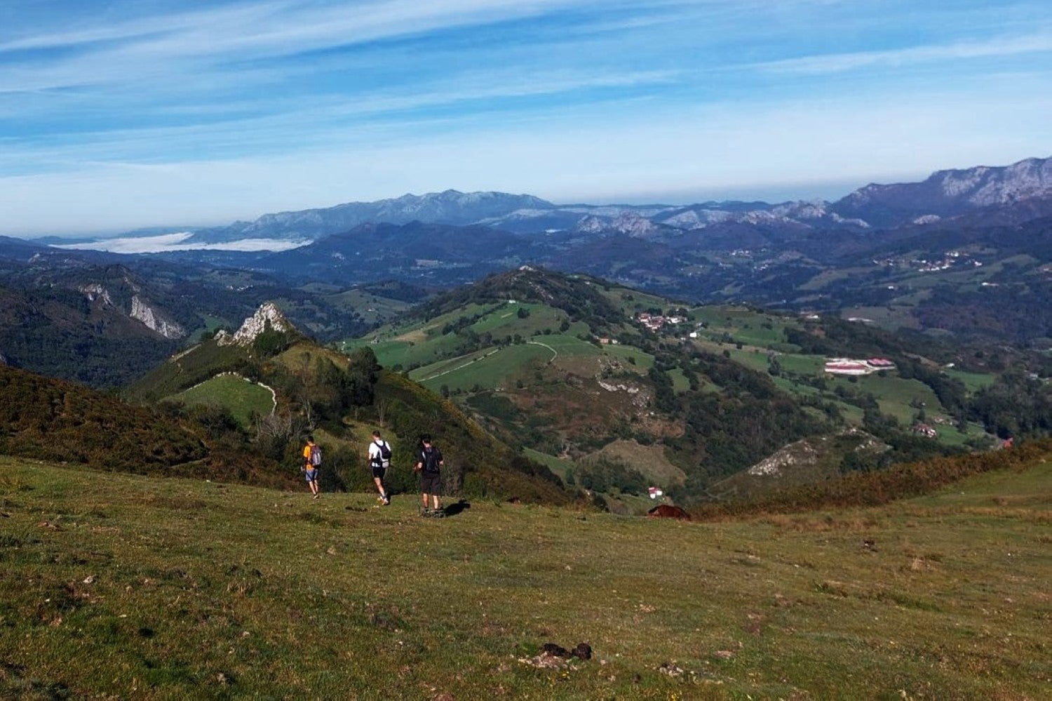 Imagen principal - Ruta a Cabeza Pandescura: el balcón perfecto en Onís para admirar los Picos de Europa
