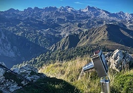 Maravillosas y cercanas vistas al macizo occidental de Picos de Europa desde la cima de Pandescura.