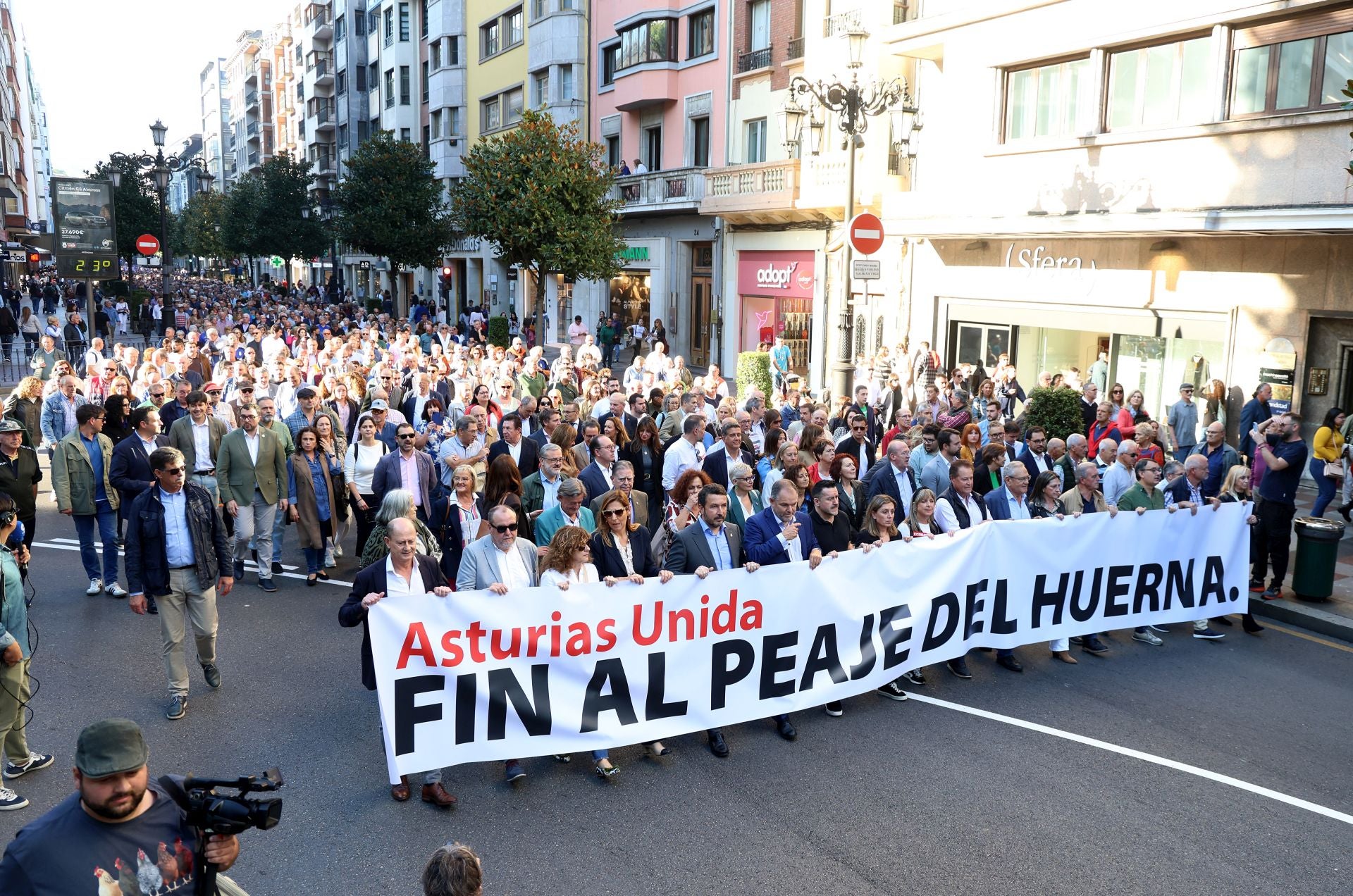 La multitudinaria manifestación en Oviedo contra el peaje del Huerna, en imágenes